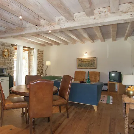 펜션 Cozy In Roussines, Dordogne *